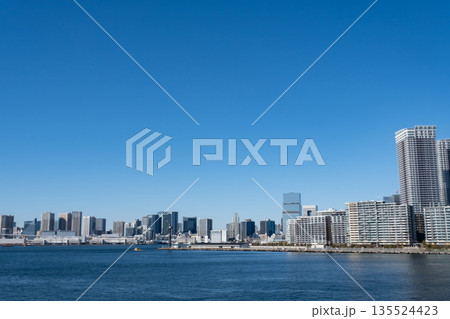 築地から晴海ふ頭方面を見た風景　東京ベイエリア 135524423