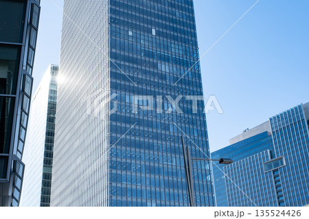 高層ビルを見上げるオフィス街の風景 高層ビルを見上げるオフィス街の風景 135524426