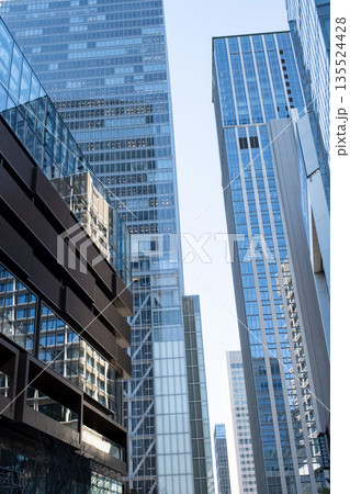 高層ビルを見上げるオフィス街の風景 高層ビルを見上げるオフィス街の風景 135524428