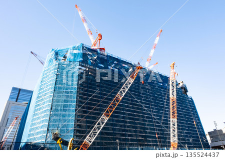 大規模建設現場のある都市風景 大規模建設現場のある都市風景 135524437