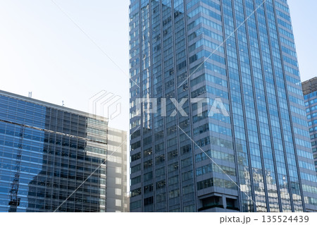 高層ビルを見上げるオフィス街の風景 高層ビルを見上げるオフィス街の風景 135524439