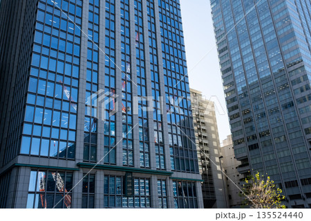 高層ビルを見上げるオフィス街の風景 高層ビルを見上げるオフィス街の風景 135524440