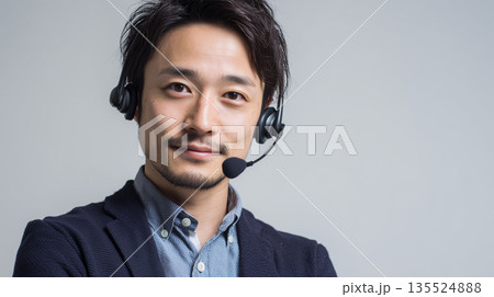 男性がヘッドセットで顧客対応する顔アップ 135524888