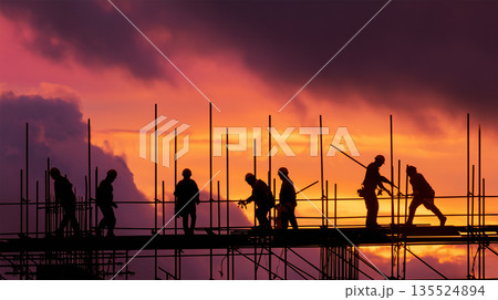 夕暮れの建設現場で働く作業員 135524894