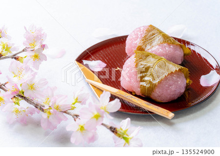 【春素材】桜餅・関西風桜餅・道明寺【食べ物素材】 135524900