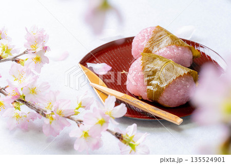 【春素材】桜餅・関西風桜餅・道明寺【食べ物素材】 135524901