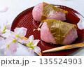 【春素材】桜餅・関西風桜餅・道明寺【食べ物素材】 135524903