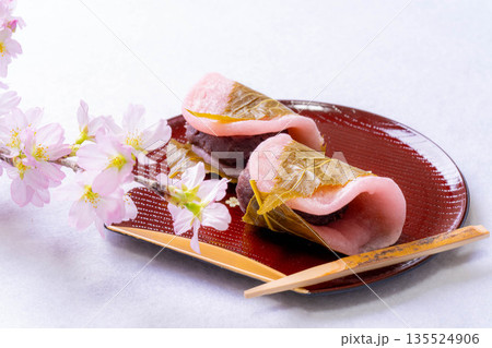 【春素材】桜餅・関東風桜餅【食べ物素材】 135524906