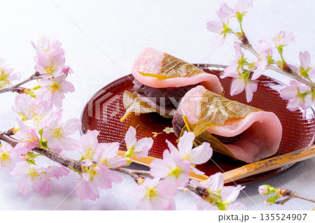 【春素材】桜餅・関東風桜餅【食べ物素材】 135524907