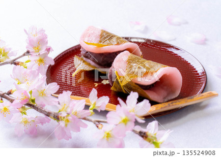 【春素材】桜餅・関東風桜餅【食べ物素材】 135524908