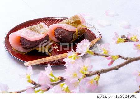 【春素材】桜餅・関東風桜餅【食べ物素材】 135524909