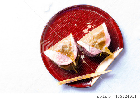 【春素材】桜餅・関東風桜餅【食べ物素材】 135524911