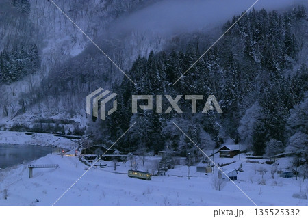 雪景色の飯山線 135525332