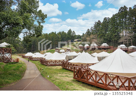 [素材] 豊かな森の中にある白いテントを備えた日本製高級グランピング施設. 135525348