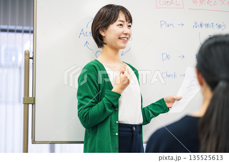 営業会議で話す若い女性社員 営業会議で話す若い女性社員 135525613