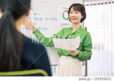 会議室で発表をする若いキャリアウーマン 会議室で発表をする若いキャリアウーマン 135525622