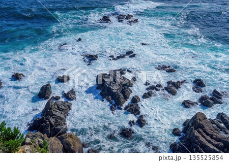 岩礁に打ち寄せる激しい白波とコバルトブルーの海 岩礁に打ち寄せる激しい白波とコバルトブルーの海 135525854