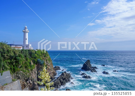 青空と広大な海を背景に断崖に立つ白い大王埼灯台 絶景の海岸風景 135525855