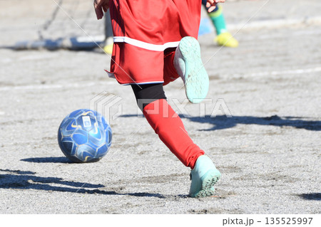 ドリブルするサッカー選手 135525997