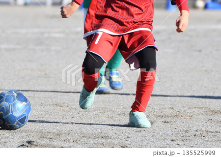 ドリブルするサッカー選手 135525999