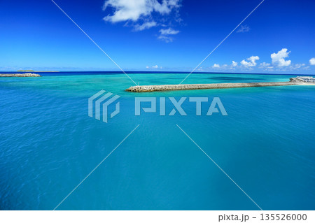 沖縄 渡名喜島 港周辺の風景 沖縄 渡名喜島 港周辺の風景 135526000