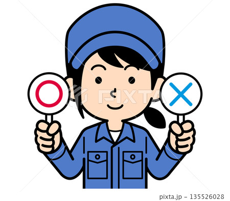 マルバツ札を持つシンプルな作業員の女性 135526028