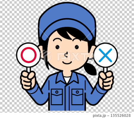 マルバツ札を持つシンプルな作業員の女性 135526028