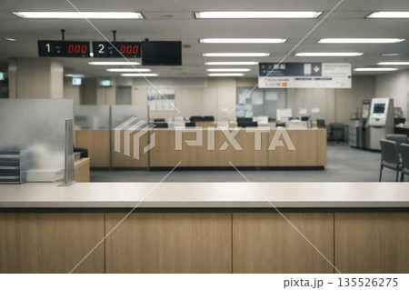 日本の公共窓口空間　順番を待つ静かな時間 135526275
