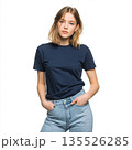 ネイビーT淡デニムの女性 / Navy casual look 135526285