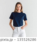 ネイビーT白パンツの女性 / Navy & white 135526286