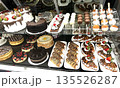 ショーケースに美味しそうな手作りケーキがずらりと並んでいる 135526287