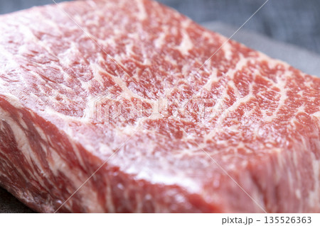 牛肉(モモ ブロック)のアップ。 135526363
