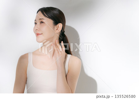 スキンケアをする若い女性 スキンケアをする若い女性 135526580