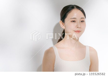 スキンケアをする若い女性 135526582