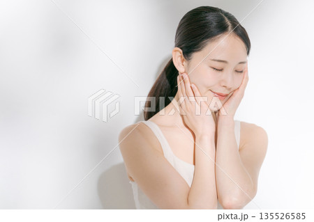 スキンケアをする若い女性 135526585