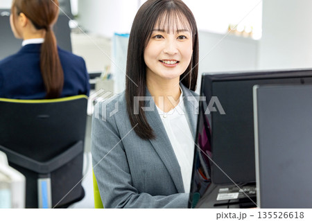 デスクワークをするビジネスウーマン デスクワークをするビジネスウーマン 135526618
