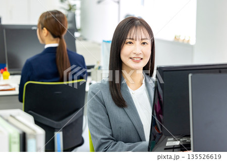 デスクワークをするビジネスウーマン 135526619