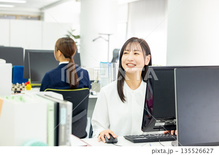 デスクワークをするビジネスウーマン 135526627