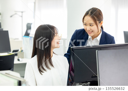 会話する2人のビジネスウーマン 135526632