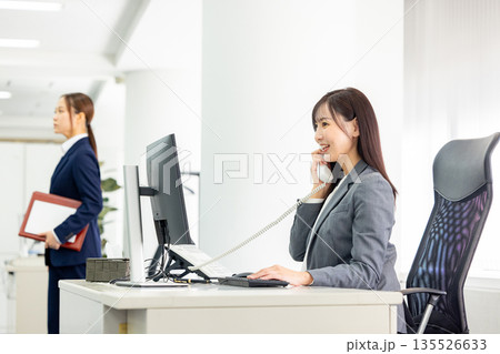 電話をする女性 135526633