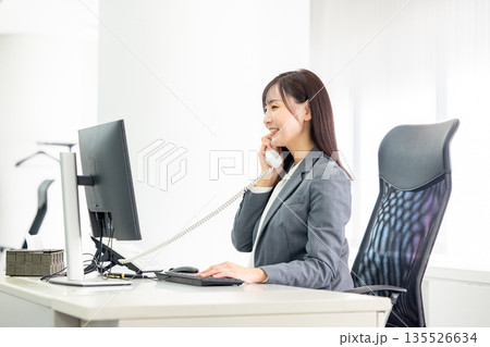 電話をする女性 電話をする女性 135526634