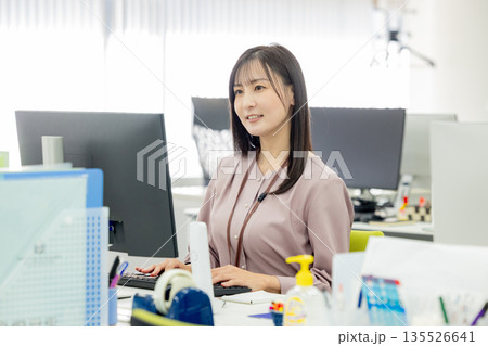 オフィスで仕事をするビジネスウーマン 135526641