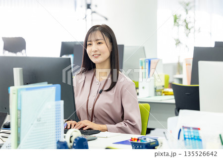 オフィスで仕事をするビジネスウーマン 135526642