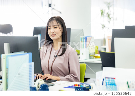オフィスで仕事をするビジネスウーマン 135526643