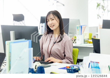 オフィスで仕事をするビジネスウーマン 135526644