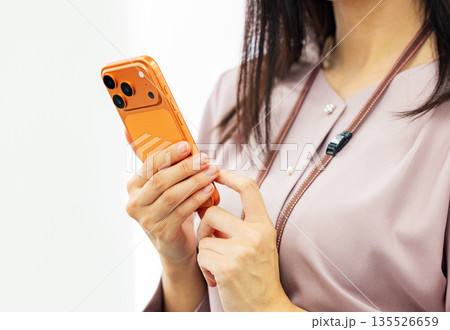 スマホを操作するビジネスウーマン 135526659