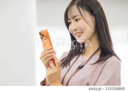 スマホを操作するビジネスウーマン 135526660