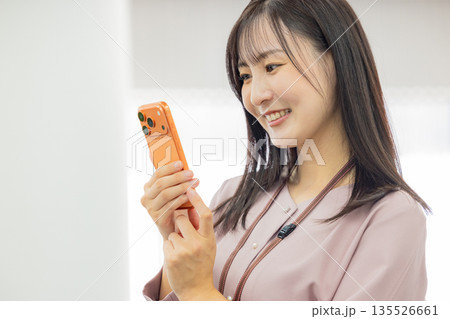 スマホを操作するビジネスウーマン 135526661