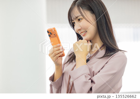 スマホを操作するビジネスウーマン 135526662