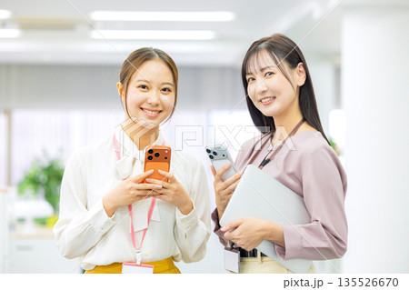 スマホを見る女性 135526670